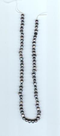 Billede: perler på snor ca. 40 cm, lysgrå