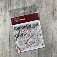 Billede: Stempel Dan Stamps Glædelig jul. Hurtige tekster glædelig jul fra Dan Stamps indeholder 13 stempler. 3 store tekster Glædelig, jul, God. Samt 9 små tekster, Jul, 1., 2., 3., 4., ADVENT, GOD, GLÆDELIG, TIL, FRA. Derudover er der 9 små tekster samlet i et stort stempel. Dette betyder at du kan stemple mange tekster på en gang og skære dem ud enten meddin skæremaskine eller den matchende die, D7934, der købes separat. De små tekster er perfekte til at kombinere med større tekst stempler eller dies og kombiner sæt på kryds og tværs. Brug evt. Dan Dies d7934 for at skære den store tekstblok ud nemt og hurtigt. Små tekster i blokken: GODT NYTÅR, JUL OG GODT NYTÅR, KÆRLIGE JULEHILSNER, FRA OS ALLE, GLÆDELIG JUL, ØNSKES DU OG DINE, NU ER DET ENDELIG JUL, JULEKRAM, MÅ FØRST ÅBNES DEN 24. DECEMBER