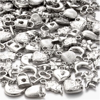 Billede: Charms i metalliseret, sølvfarvet plast. str. 15-20 mm, hulstr. 3 mm.,forskellige design. I alt ca. 175-200 stk.