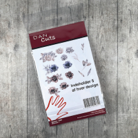 Billede: Dan Cuts Blomster 1, Dan Cuts Blomster 1 er færdig udklippede blomster og blade til brug på f.eks. kort. Disse die cuts er printet på karton og derefter skåret ud så de er klar til brug. Du kan selv vælge om du vil bygge dem op som 3D elementer eller bruge udskæringerne hver for sig. Pakken indeholder 4 forskellige blomster grupper, 6 blomster (der passer til at du kan bruge dem som lag på grupperne) og 5 forskellige blade. Der er 5 af hver design (i alt ca. 60 dele). 
Blomster grupperne måler ca.:  hvid og lyseblå: 6,3x4 cm, Blå: 6x4 cm, Brun: 6,6x3,2 cm, Lysebrun: 3x4,3 cm
