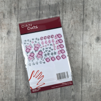 Billede: Dan Cuts Bonderoser er færdigt udklippede blomster motiver du kan bruge på f.eks. kort eller layouts. Disse die cuts er printet på karton og derefter skåret ud så de er klar til brug.

Pakken har flere forskellige pæon designs, blandt andet en buket af 3 bonderoser med matchende lag til at du kan bruge dem til 3D kort
Derudover indeholder pakken en masse blade og blomster der kan sættes sammen som du vil til at lave dine egne blomster arrangementer. (i alt ca. 60 dele).

Blomster måler ca.:
Buket m. Blade: 8,4x10,5cm
Gren med 3 blade (Stor): 3,2x2,8cm
Gren med 3 blade (Lille): 2,3x2,0cm
