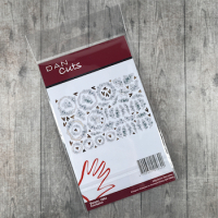 Billede: Dan Cuts Eukalyptus er færdigt udklippede blomster motiver du kan bruge på f.eks. kort eller layouts. Disse die cuts er printet på karton og derefter skåret ud så de er klar til brug.

Pakken indeholder forskellige grene og kranse med eukalyptus samt en masse små hjerter. (i alt ca. 94 dele)
Grenene og kranse er skåret med en hvid kant rundt om.

Delene måler ca.:
Stor fuld eukalyptus krans: 9,1x8,8 cm
Lille fuld eukalyptus krans: 4,6x4,6 cm
Stort hjerte: 1,5x2,3 cm
Lille hjerte: 1,0x1,2 cm
