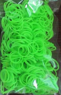 Billede: Loom silicone elastik selvlysende grøn

incl. nål og clips/Passer til Loom board 