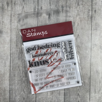 Billede: Stempel Dan Stamps god bedring, Hurtige tekster god bedring fra Dan Stamps indeholder 6 stempler. 4 store tekster god bedring, kondolerer, knus og en sidste hilsen. Samt et lille due motiv stempel. Derudover er der 9 små tekster samlet i et stort stempel. Dette betyder at du kan stemple mange tekster på en gang og skære dem ud enten med din skæremaskine eller den matchende die d7934, der købes separat. 
De små tekster er perfekte til at kombinere med større tekst stempler eller dies og kombiner sæt på kryds og tværs. Brug evt. sammen med Dan Dies d7934 for at skære den store tekstblok ud nemt og hurtigt.
Små tekster i blokken: GOD BEDRING, MASSER AF KRAM, EN SIDSTE HILSEN, TÆNKER PÅ DIG, TAK FOR ALT, DE VARMESTE TANKER, HÅBER DU SNART ER TILBAGE, PAPIRKNUS, HÅBER DU SNART ER FRISK IGEN. 