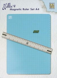 Billede: NS Magnetic Ruler Set MAGM001, A4, magnetisk A4 plade og magnetisk lineal. Bruges bl.a. hvis du skal have noget sat fast på et kort 100% nøjagtigt. Læg kortet på pladen og sæt magneter på, læg linealen hvor du f.eks. skal skrive navn på kortet, herefter kan du sætte bogstaverne helt ned til linealen og montere det helt nøjagtigt