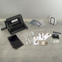 Billede: Sizzix / Tim Holtz Side Kick Starter Kit 664175, Inklusiv 1 tag og tal fra 0 til 9 i dies, 1 embossingfolder og 6 stempler. OBS! Kan ikke bruges til at præge/embosse udstansninger! Plade bredde: 6,4cm. 