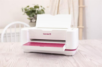 Billede: Gemini II A4 Die-cutting Machine GEMII-M-GLO,
Gemini II elektronisk skære- og prægemaskine fra Crafter's Companion er den seneste i Gemini-familien, der tilbyder banebrydende kreativitet og uendelige muligheder!
Denne helt nye stansemaskine yder hurtigere og mere støjsvag end tidligere elektroniske modeller i Gemini-familien. Den bringer nye og unikke funktioner og opdaterede funktioner, mens den tilbyder den samme kraft, præcision og ydeevne som den originale Gemini. Denne uovertrufne skærekraft betyder, at du kan udstanse indviklede designs på få sekunder.

En indbygget hylde og opbevaringsrum sikrer, at alle dine værktøjer kan organiseres pænt og opbevares, mens de er lige ved hånden, når du har brug for dem. Og en praktisk brugervejledning(ENGELSK) er inkluderet for at hjælpe dig med at få mest muligt ud af din maskine.

Skærer plader i fuld størrelse på 13 sekunder, 21 % hurtigere end den originale Gemini-maskine
Skærer en række materialer, herunder karton, papir og otte lag stof
10% mere støjsvage. I gennemsnit 58 decibel ved hvert gennemløb, tidligere 65 decibel
Inkluderer et sammenklappeligt mediestander og tre USB-porte
Har en 9